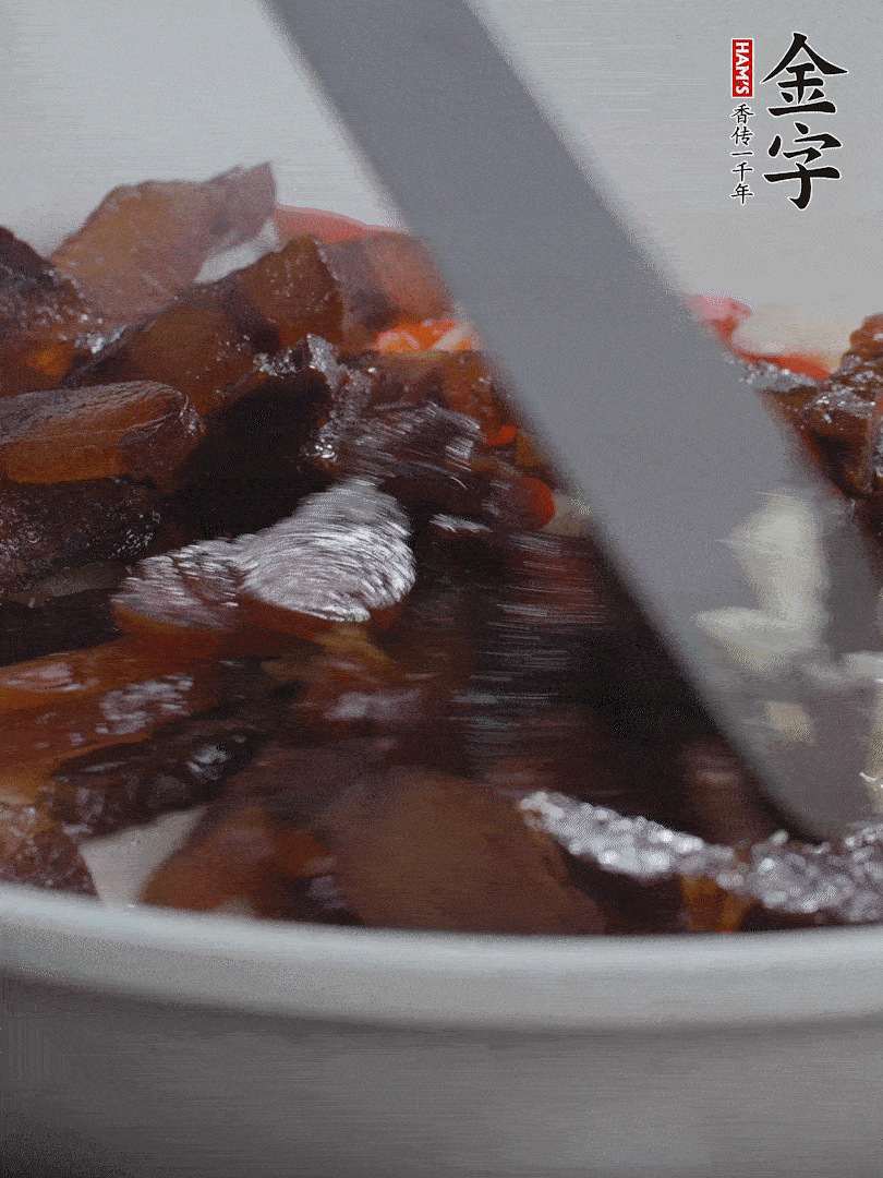 下醬油肉，煸出油脂。