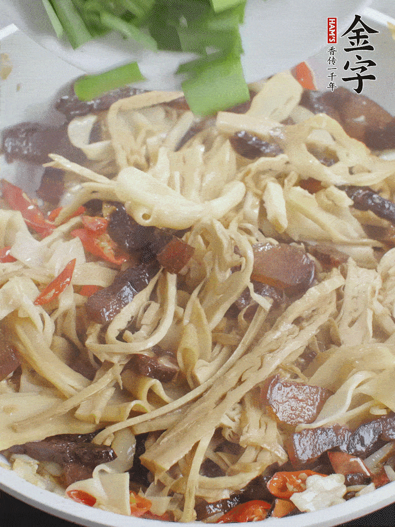 翻炒均勻，下蒜葉。