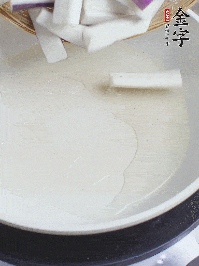 杭茄洗凈去蒂，縱向剖成4份，切成長10cm左右的段。白洋蔥切絲。口蘑洗凈去掉柄。紅椒切菱形片。