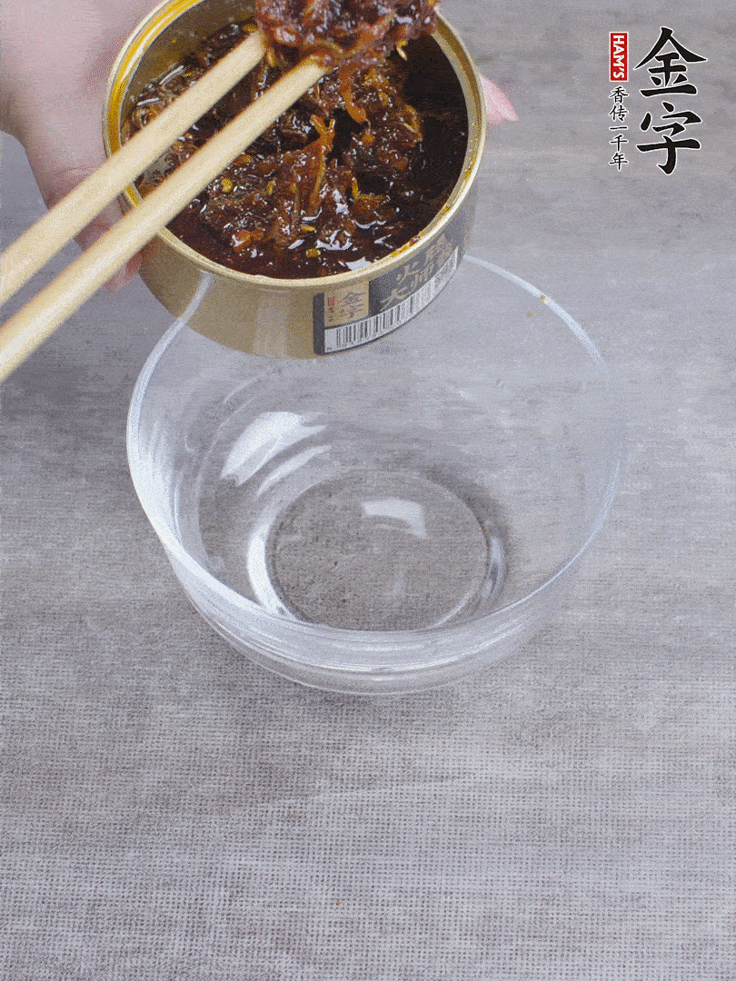 金字火腿大師醬2勺、醬油1勺、白砂糖1/2勺調勻。