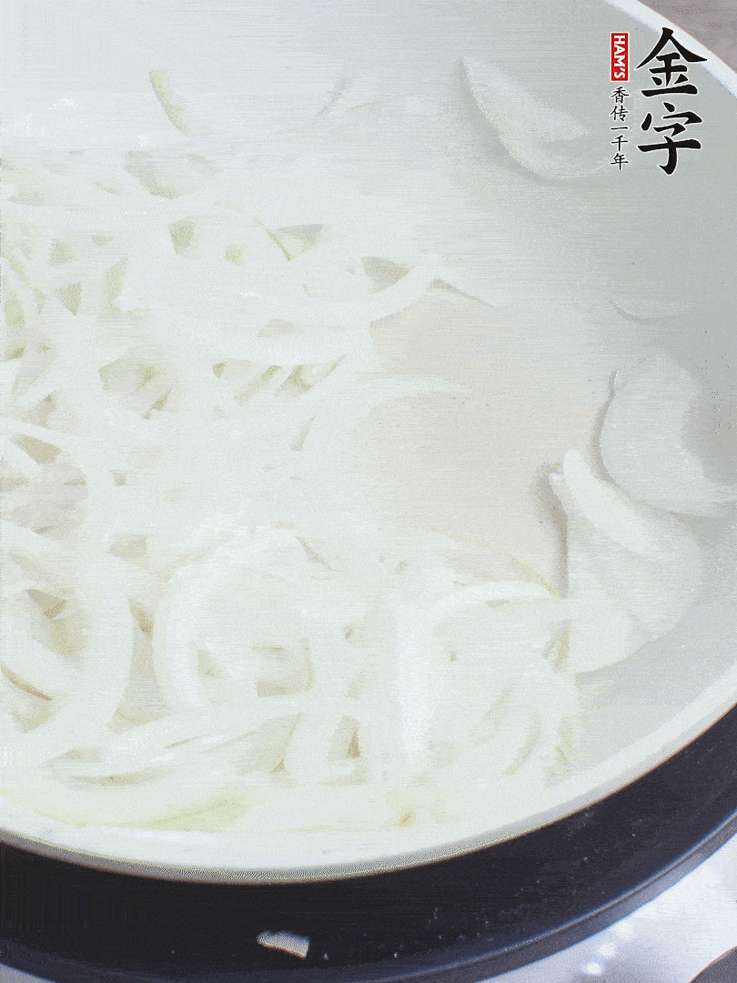 油熱下洋蔥絲、紅椒炒出香味。