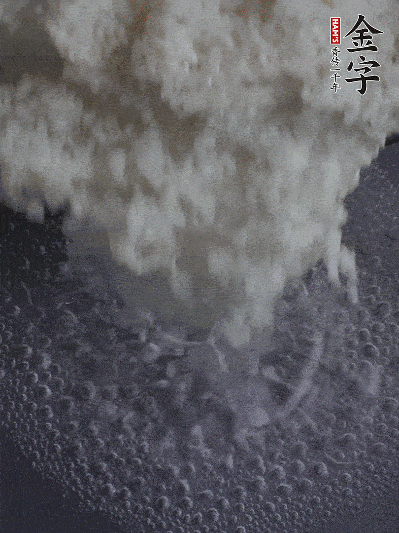 浸泡好的大米，沸水下鍋煮5分鐘，撈出瀝干。