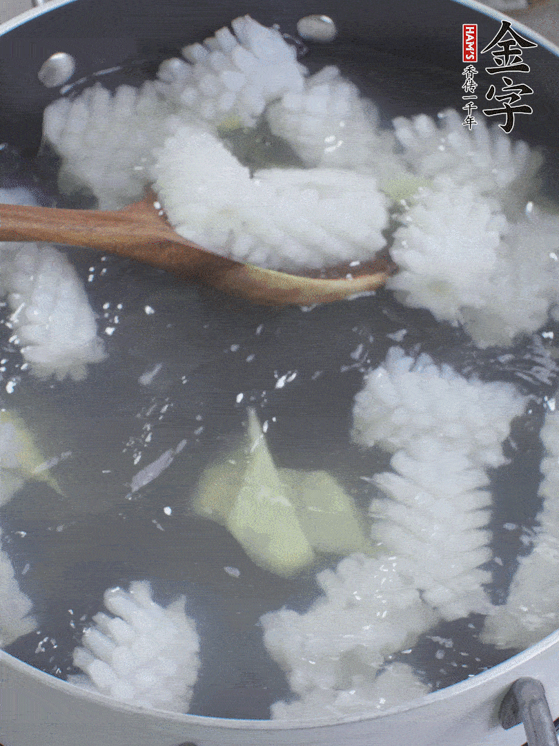 魷魚解凍后，加姜片、料酒汆燙30秒。