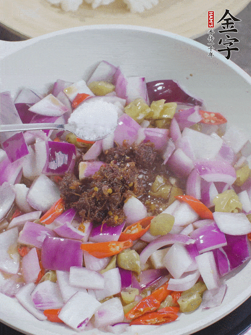 加1大勺金字火腿大師醬、2勺生抽、1勺糖，翻炒。