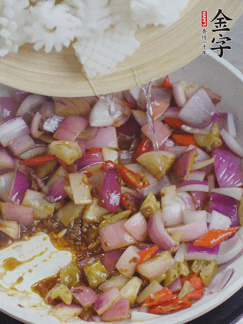 下魷魚花，2勺料酒炒勻。