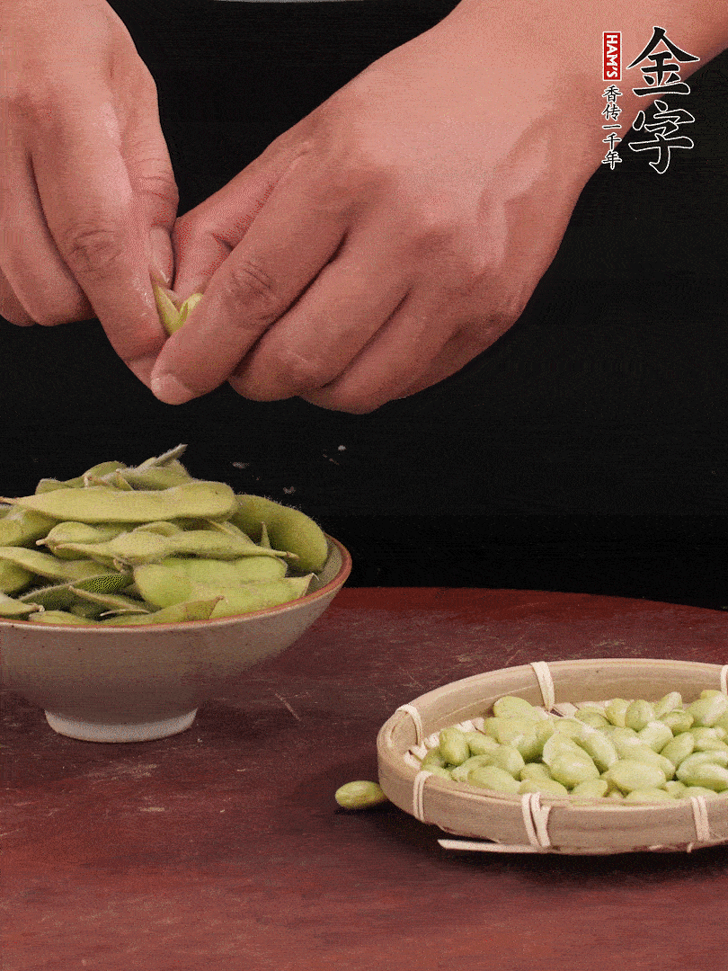 新鮮毛豆剝殼。