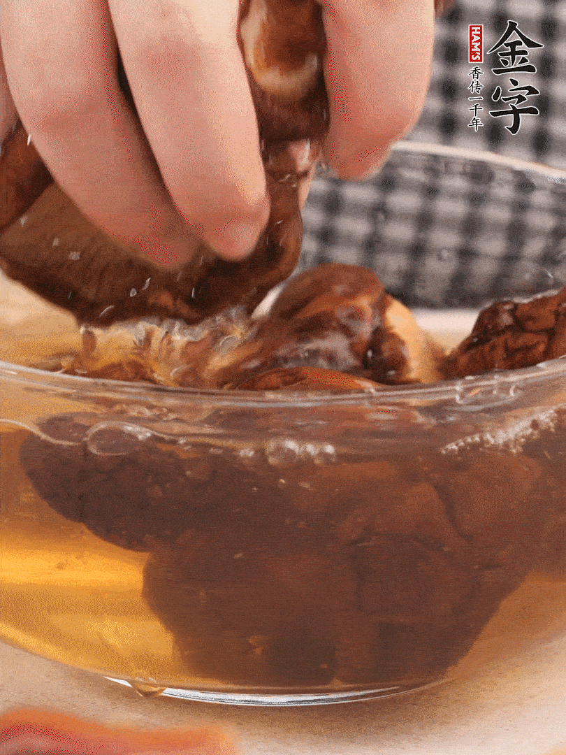 干香菇溫水泡發(fā)，去蒂洗凈切十字。