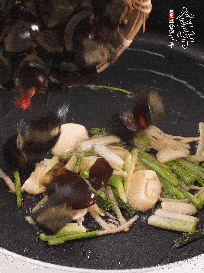 熱油爆香蔥姜，放入皮蛋翻炒至氣泡。