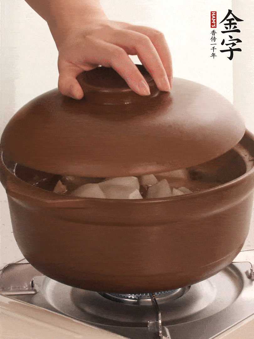 倒沒過食材的熱水，大火燒開。蓋上蓋子轉(zhuǎn)中小火，燉15-20分鐘。等蘿卜煮到喜歡的軟爛度就可以關(guān)火。