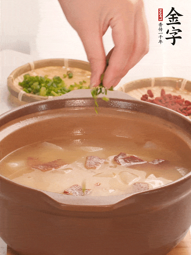 最后點綴點小蔥花、枸杞，增色提味。