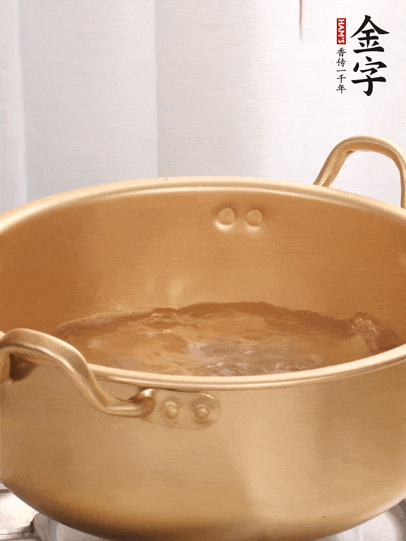 排骨加姜片、料酒，冷水下鍋焯水，撇去浮沫。