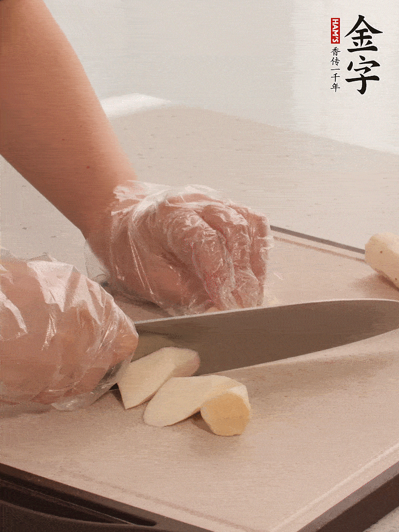 鐵棍山藥洗凈削皮，切斜刀塊。