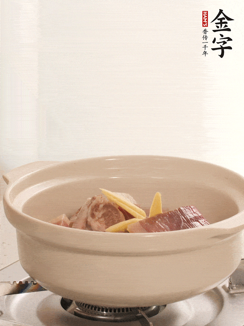湯鍋放入排骨、火腿、姜，加適量水。煮開后轉(zhuǎn)小火燉40分鐘。