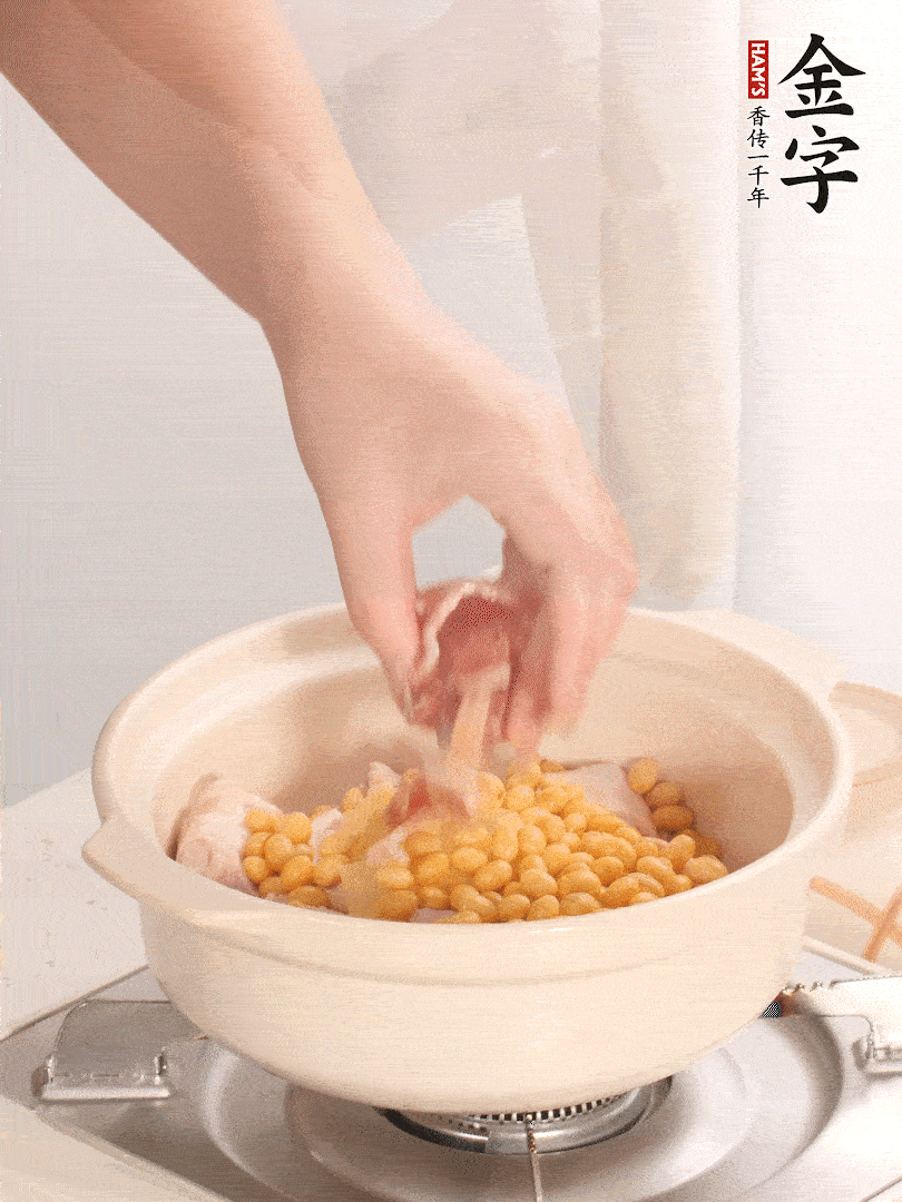 湯鍋放入豬蹄、姜片，加入黃豆、火腿，倒入足量的清水、適量料酒。