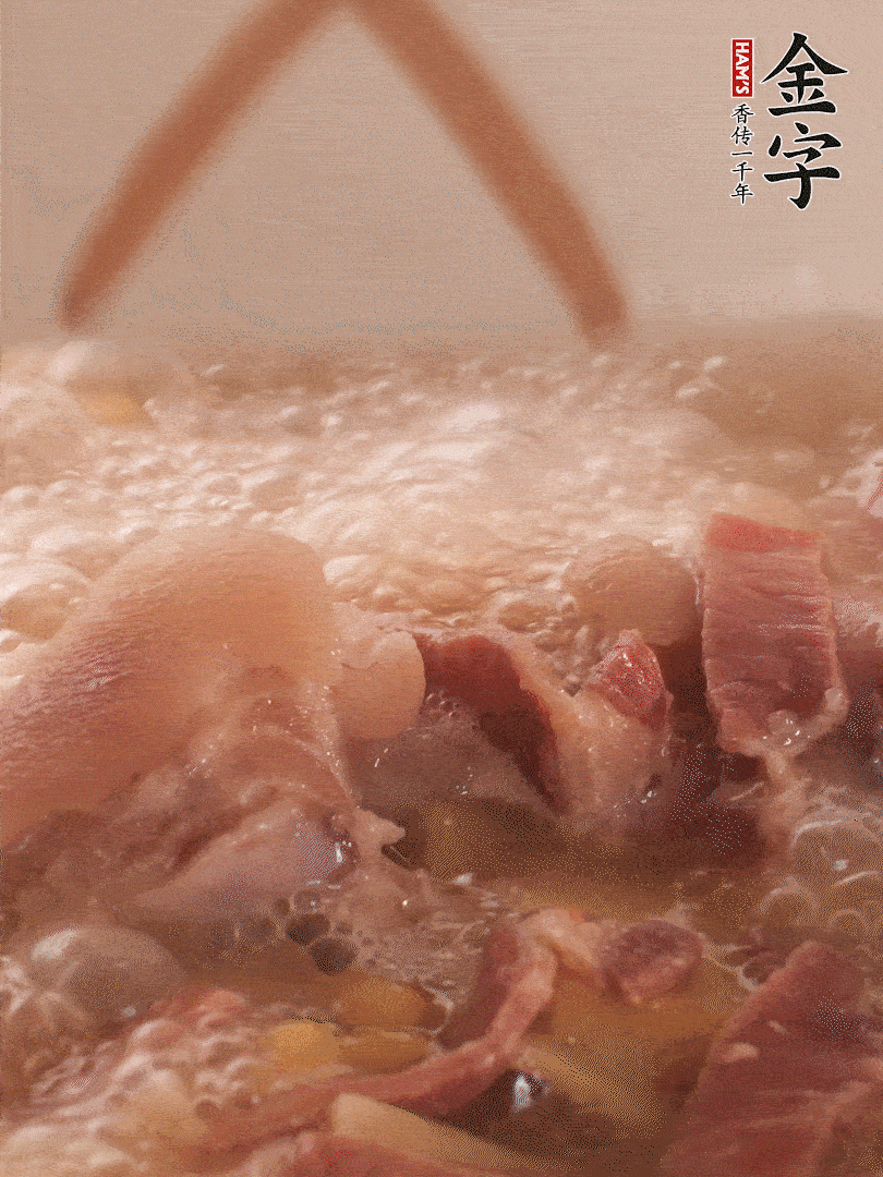 大火將水煮開后，蓋上鍋蓋，轉(zhuǎn)小火慢燉1個(gè)半小時(shí)。