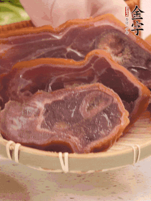 金字火腿蹄片溫水泡10分鐘。