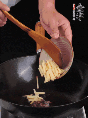 留少許余油，下姜絲、毛豆、火腿翻炒。