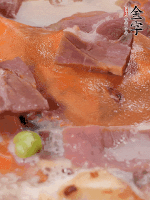 放適量料酒、清水煮到沸騰，再下蟹塊燜煮8分鐘。