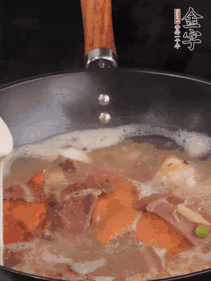 最后用面糊勾芡，燒至收汁，出鍋前撒點蔥段。