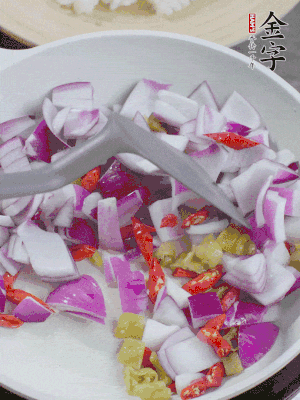 冷鍋熱油，下洋蔥、小米辣、泡椒，炒出香味。