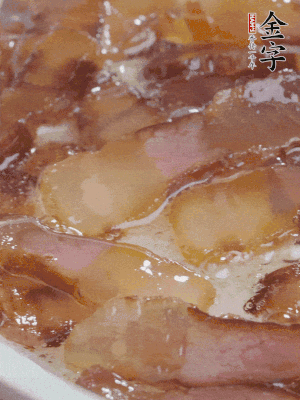 油5成熱，醬油肉煸香。