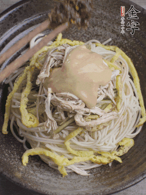 生抽1勺、醋1勺、芝麻醬1勺、金字火腿大師醬1勺。