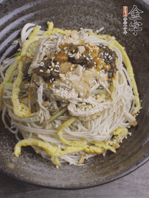 撒上花生碎、白芝麻、蔥花。