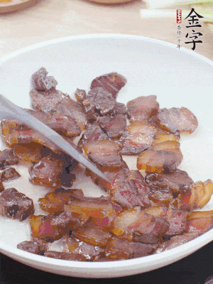 熱鍋少油，醬油肉煸出油脂，盛出。