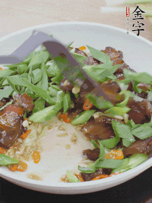 倒蒜葉翻炒均勻。