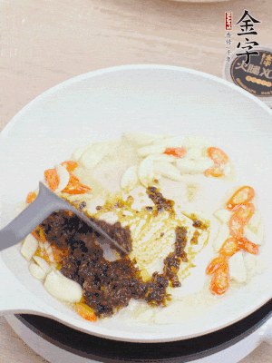 豬油下鍋，爆香蒜片、金字火腿XO醬。