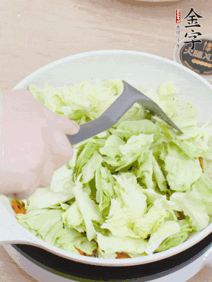 下卷心菜翻炒。
