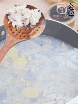 沸水下花蛤肉、姜片、料酒焯水。