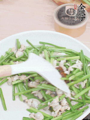 再下花蛤肉、1勺金字火腿干貝醬翻炒攪勻。