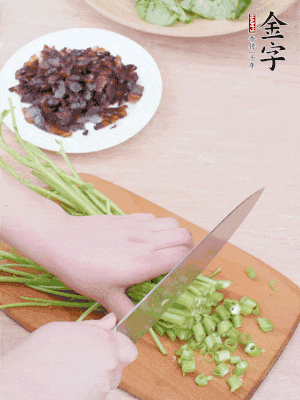 空心菜摘掉葉子，菜梗切成丁。
