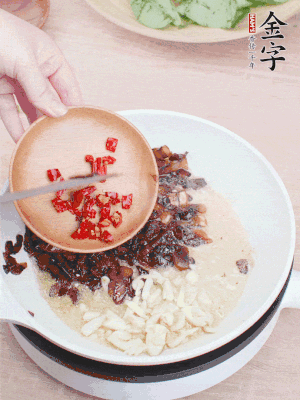 爆香蒜末、小米辣。