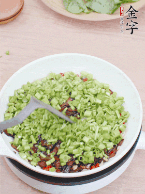 下菜梗翻炒，混合醬油肉。