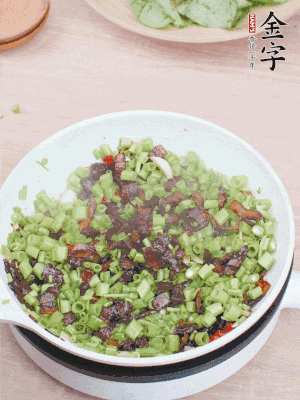 1勺生抽、1勺蠔油、1點(diǎn)點(diǎn)白糖調(diào)味。