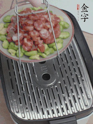 蠶豆鋪底，香腸鋪上，上鍋蒸15分鐘。