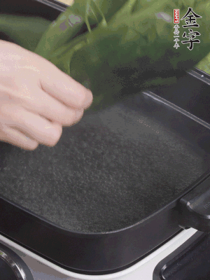 粽葉入沸水煮1分鐘，翻面再煮1分鐘，清洗干凈加水浸泡。