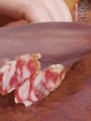 金字香腸斜切成大片。