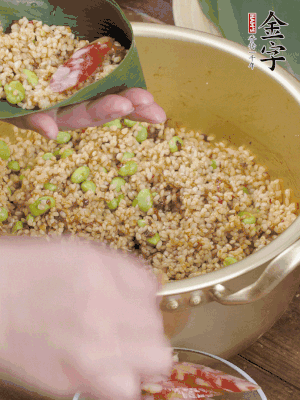 兩片粽葉1/2處葉尾相疊，中間卷成圓錐后裝入餡料。