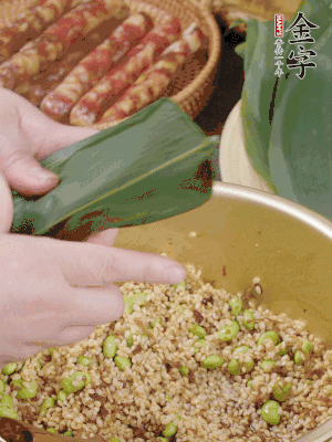 粽葉往下折，完全蓋住，兩側(cè)捏緊。