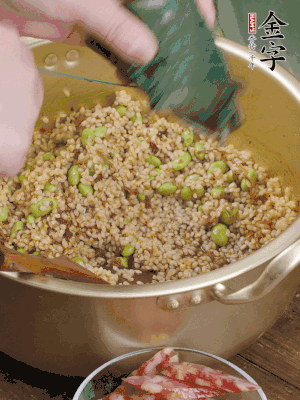 再附一張粽子，一齊向后折疊，線繩捆綁。