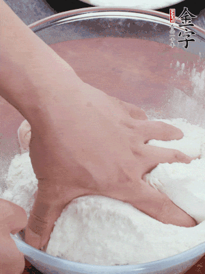 新鮮豬肚以面粉擦洗抓勻。