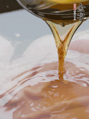 洗凈后冷水下鍋，加黃酒焯水。