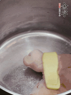 撈出洗凈后，加蔥姜、黃酒二遍焯水。