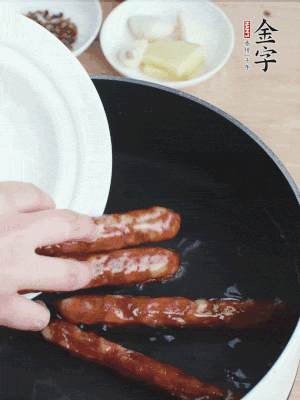 金字香腸水煮15分鐘，撈出切薄片。