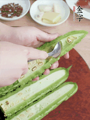 苦瓜去籽切薄片，一點(diǎn)鹽拌勻，10分鐘后沖洗控干。香蔥切蔥花、姜切末、蒜拍碎、干辣椒切圈。