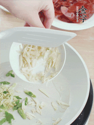 油4成熱，下蔥姜蒜、干辣椒、花椒煸出香味。