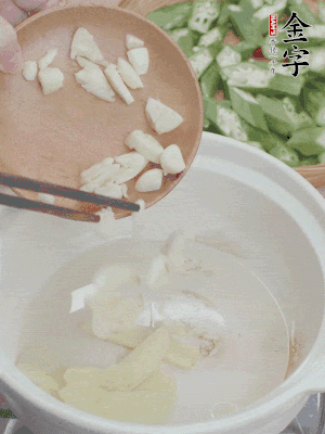 砂煲熱油，姜蒜、辣椒煸香。